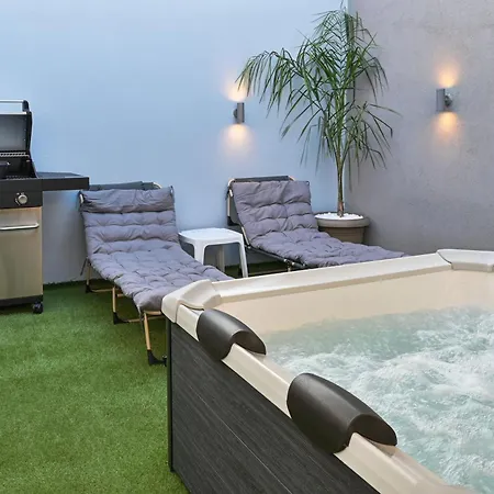 Avli With Private Jacuzzi Holiday home *