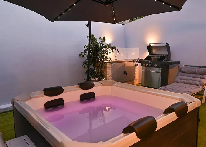 Avli With Private Jacuzzi