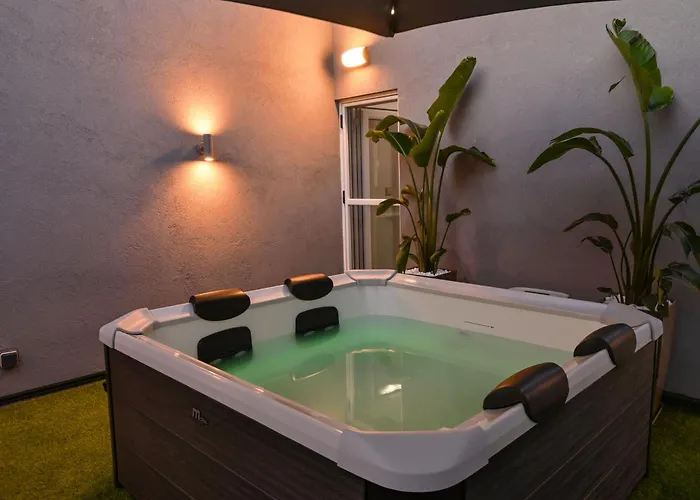 בית נופש Avli With Private Jacuzzi Paradeísion