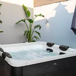 Avli With Private Jacuzzi Paradeísion