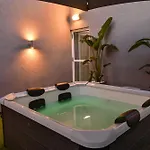 Ferienhaus Avli With Private Jacuzzi Paradeísion
