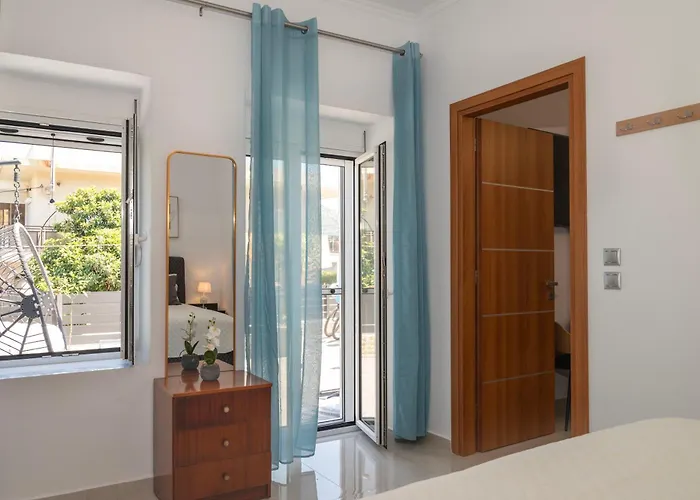 Avli With Private Jacuzzi Paradeísion