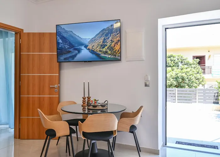 Avli With Private Jacuzzi Paradeísion