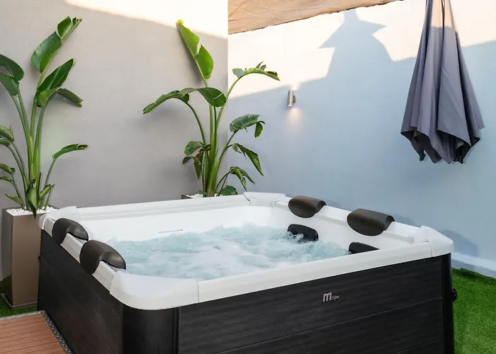 Avli With Private Jacuzzi Paradeísion