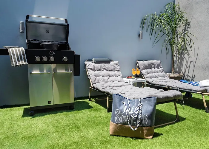 Avli With Private Jacuzzi Paradeísion