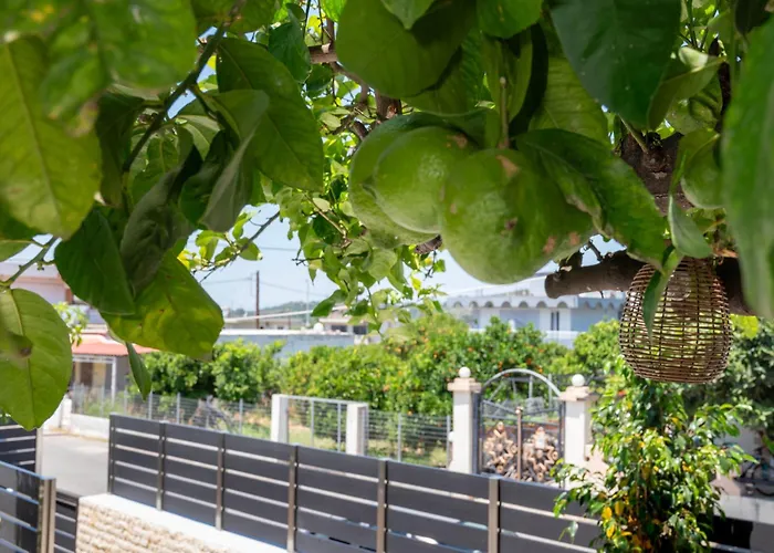 Avli With Private Jacuzzi Paradeísion