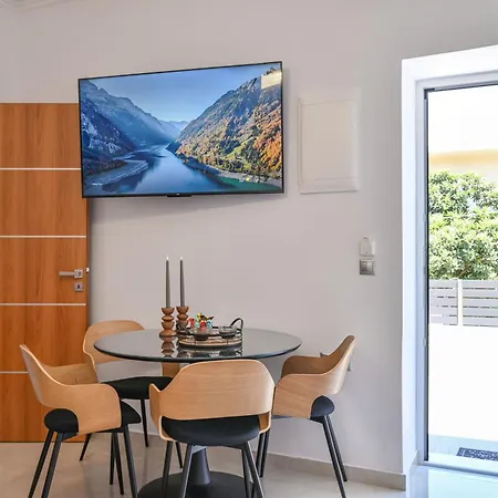 Avli With Private Jacuzzi Παραδείσι