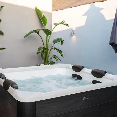 Avli With Private Jacuzzi Παραδείσι