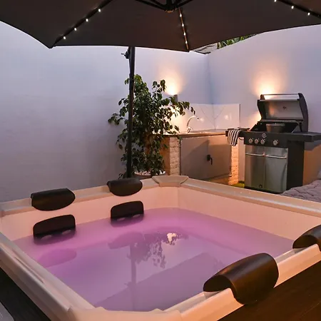 Avli With Private Jacuzzi