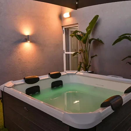 Σπίτι διακοπών Avli With Private Jacuzzi Παραδείσι